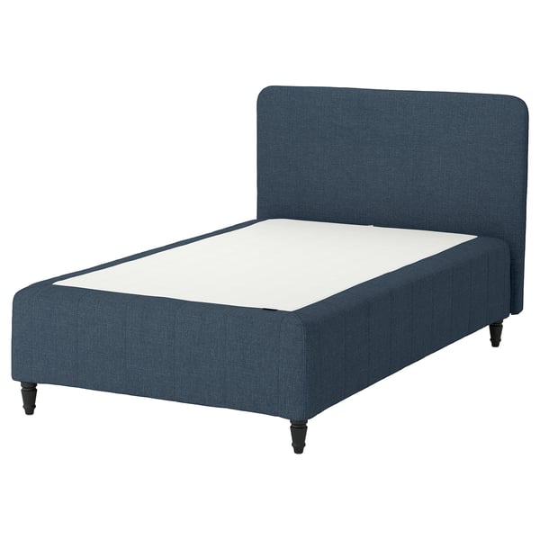 RÅHOLMAR säng i blått tyg med vit madrass; Modern design, stoppad sänggavel, fyra träben.