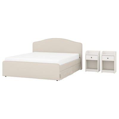 Vitt modernt sovrumsset med en beige stoppad säng och två matchande nattduksbord.
