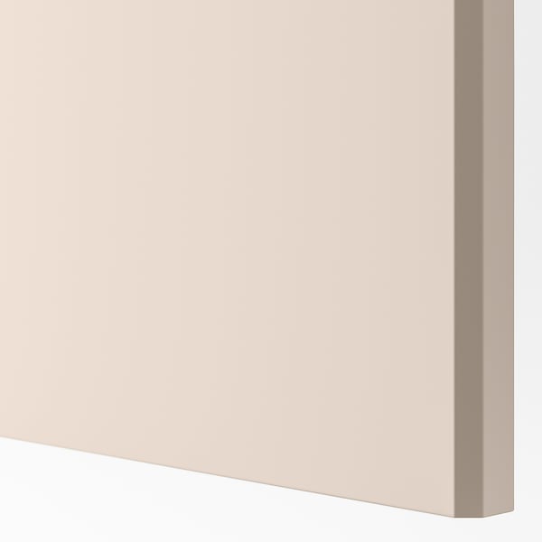 Närbild på en mjuk beige skåpdörr i återvunnet material. Synlig slät kant och matt finish, som framhäver sin högkvalitativa struktur.