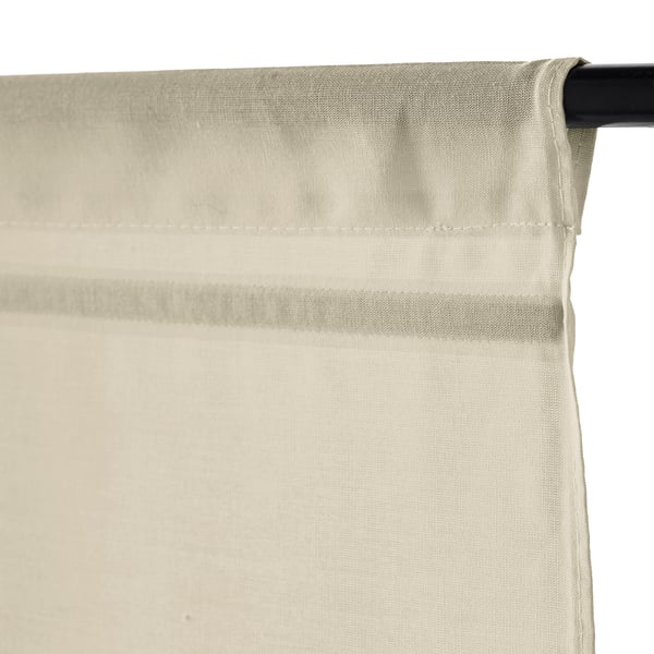 Beige RINGBLOMMA hissgardin i linnelook med magnetisk kontroll, delvis upphöjd för avskildhet och ljusfiltrering.