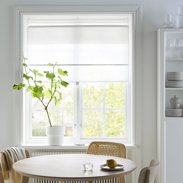 Modernt kök med vita RINGBLOMMA persienner, ett stort träbord och krukväxter; Minimalistisk design.