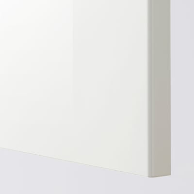 Vitt, blankt skåps främre hörn med slät yta, reflekterande ljus, vilket visar exceptionell finishkvalitet.
