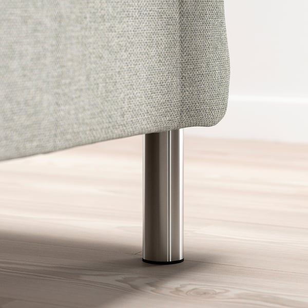 Modern grå tygsoffa med smala, slanka metallben, perfekt för moderna vardagsrum.