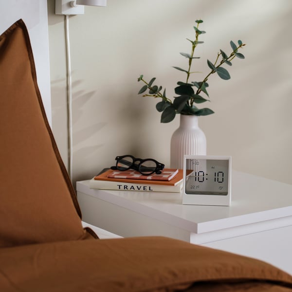 RÖDBENA Väckarklocka med hygro-/termometer, 10x11x5 cm