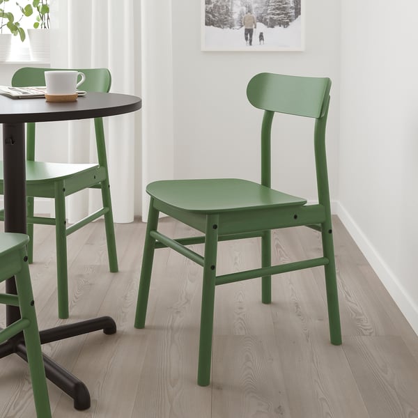 Gröna RÖNNINGE stolar med träådring runt litet svart bord, design från mitten av århundradet, björkfanér, robusta och kompakta.