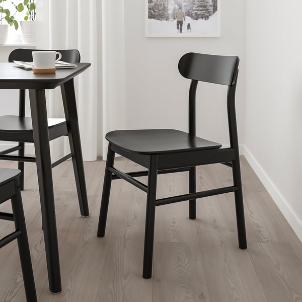 Modern svart trästol, elegant och enkel design, passar snyggt under bordet, perfekt för små utrymmen.