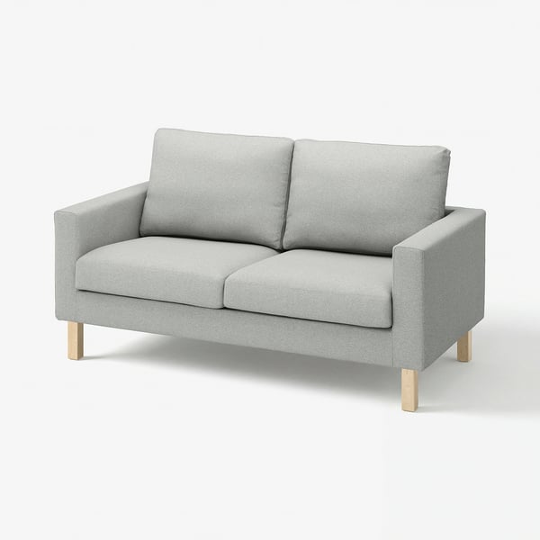 Ljusgrå modern soffa, enkel design, träben.