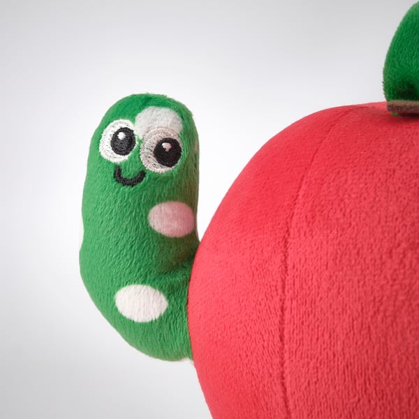 Mjukt leksaksäpple med grön mask som tittar ut, högkvalitativa material, söt design.