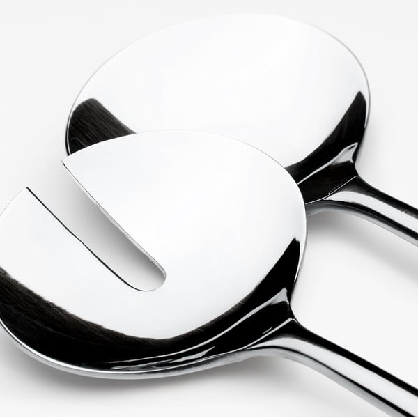 Salladsbestick i rostfritt stål med elegant, polerad design.