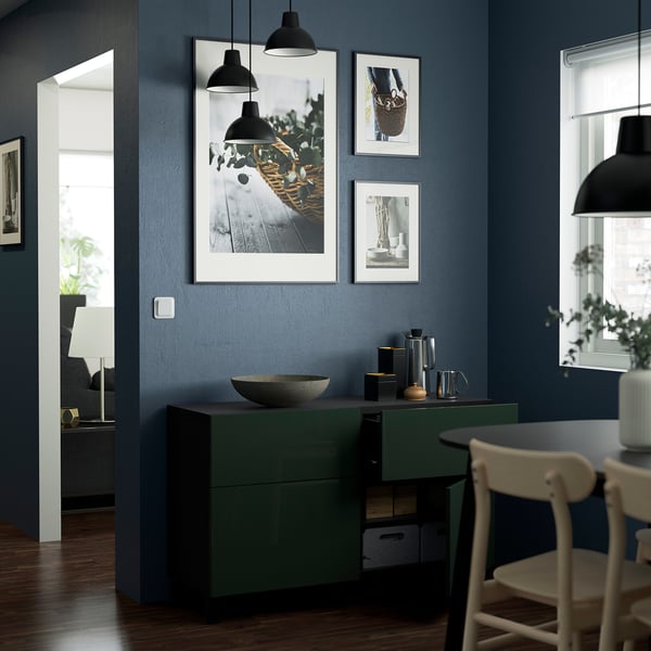 Mörkt olivgrönt skåp med dörr och låda; den döljer föremål, kan montera dörren till vänster eller höger; Håller kanna och skålen på toppen.