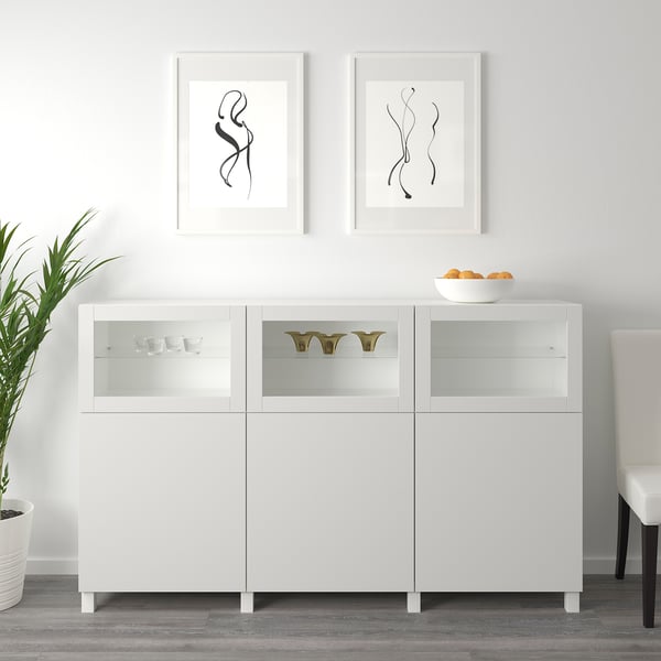 Det vita SINDVIK-skåpet med glasdörrar visar dekor och styr elektronik genom glas.