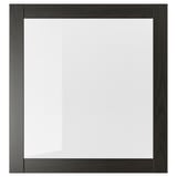 Ett SINDVIK svartbrunt skåp med front i klarglas. Den har en modern, enkel design och är gjord av träfiberskiva och härdat glas.