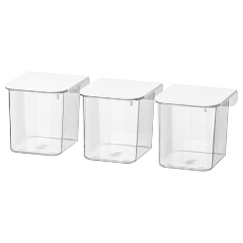 Tre genomskinliga förvaringslådor i plast med vita lock, fyrkantig form, staplade snyggt för organiserad förvaring.