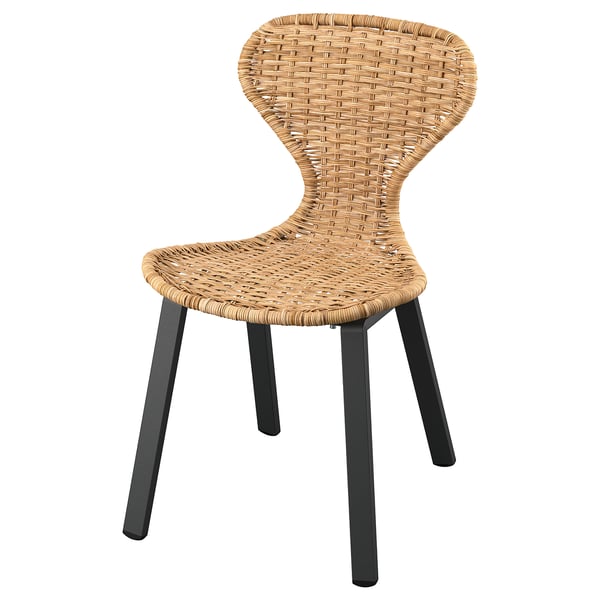 SKÅLSTA stol, beige vävd rotting sits och rygg, svarta metallben, svängd design.