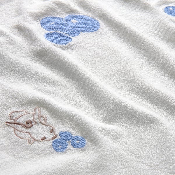 Vitt överdrag av babymatta i mjuk frotté med blåbärsdesign, högkvalitativa, återvunna material.