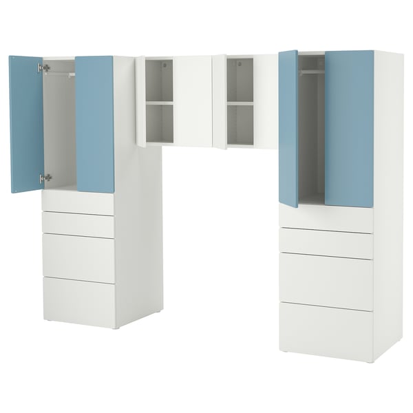 Den här bilden är ikea SMÅSTAD garderob i vitt och blått. Den innehåller öppen och stängd förvaring med mjukstängande gångjärn.