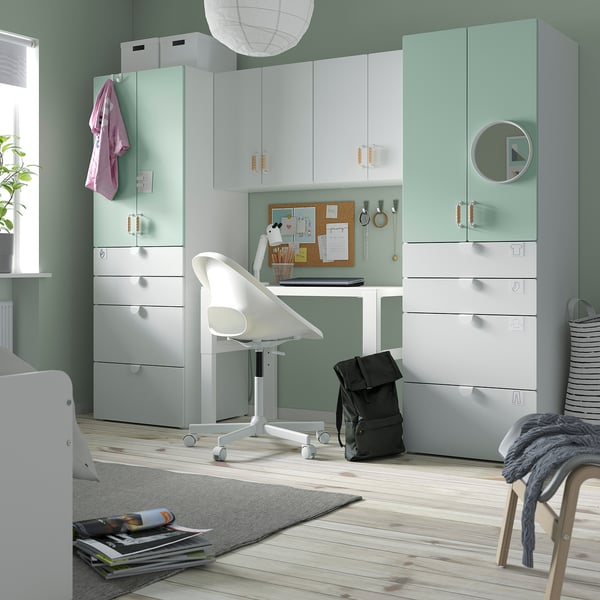 Modernt barnrum med möbler från SMÅSTAD. Garderober, lådor, skrivbord, ergonomisk stol, trägolv, rymligt och organiserat.