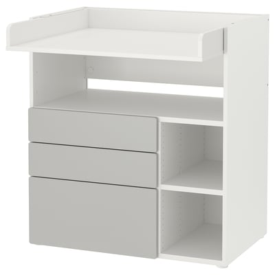 Vit SMÅSTAD skötbord med öppen förvaring och lådförvaring.