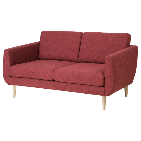 SMEDSTORP röd soffa i retrostil, träben, mjuka kuddar.