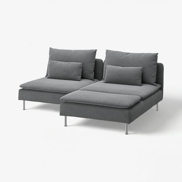 En grå SÖDERHAMN sektionssoffa med en modern, lågprofilig design. Den har djupa dynor och en schäslong, stödd av smala metallben.