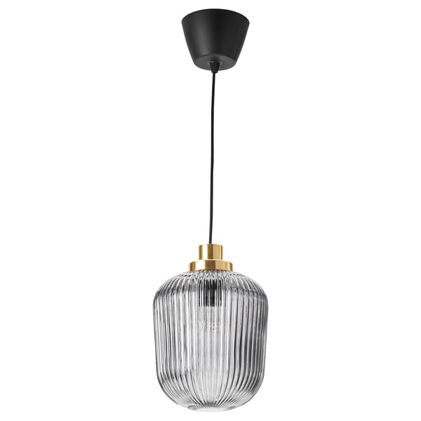 Modern taklampa, svart och guld, räfflad glasskärm, hänger i svart sladd.