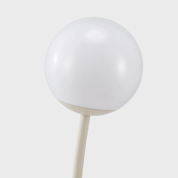 Stor vit led-lampa, snygg design. Modern stil med slät, rund lampskärm. Monterad av högkvalitativa material och komponenter.