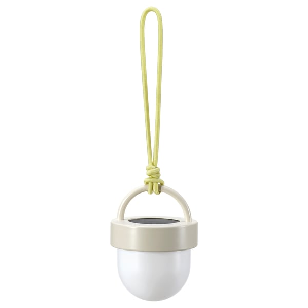 Den soldrivna lampan SOLVINDEN är vit, sfärisk, med ett beige handtag och ett limegrönt rep. Det är modernt och miljövänligt.