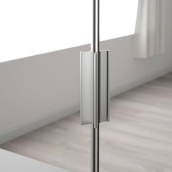 Närbild av elegant, modernt spegeldörrhandtag på förvaringsmöbeln, som visar dess högkvalitativa finish och exakta design.