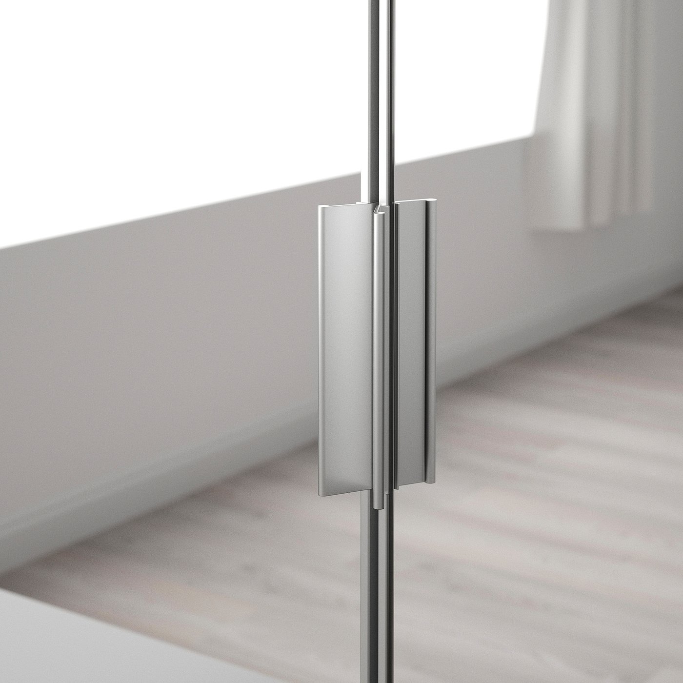 Närbild av elegant, modernt spegeldörrhandtag på förvaringsmöbeln, som visar dess högkvalitativa finish och exakta design.