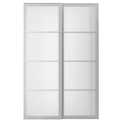 En SVARTISDAL garderob med frostade glasdörrar i vitt. Skjutdörrar med aluminiumram och paneler i härdat glas.