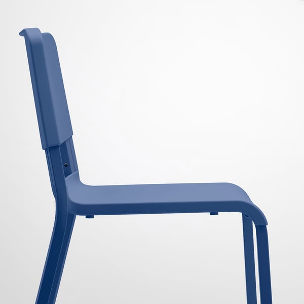 Blå plaststol med metallben, robust och stapelbar.