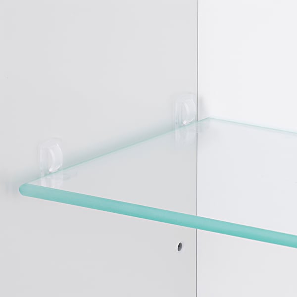 En hylla i klarglas som hålls fast av kraftiga clips på ett vitt skåp, en del av ett välgjort spegelskåpssystem.