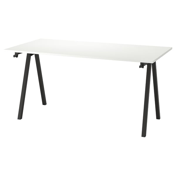 Ett vitt TROTTEN-skrivbord med svarta a-ramben i metall, som erbjuder en robust och modern design.