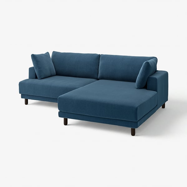 Blå UPPÅKRA sektionsoffa, modern design, mörka träben, mjuka kuddar, perfekt för avkoppling.