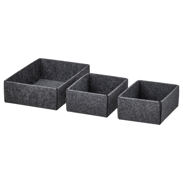 Tre svarta rektangulära filtlådor i varierande storlekar; används för att organisera lådor; Enkel, minimalistisk design.