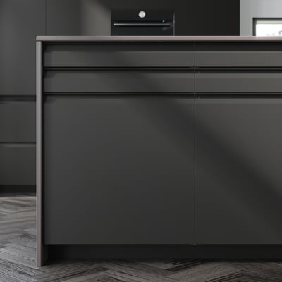 Moderna svarta köksluckor med eleganta, integrerade handtag i ljussvart finish, med en ren, minimalistisk design.