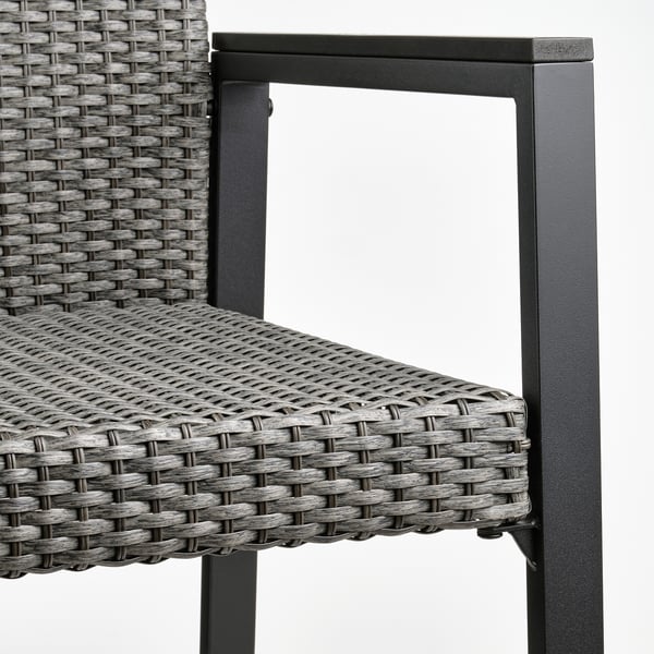 Modern korgstol med elegant svart ram. Böjd rygg och säte för komfort. Högkvalitativa, väderbeständiga material.