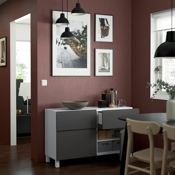 Modernt sideboard med handtag, lådor och minimalistisk design. Inkluderar skål och inredning.