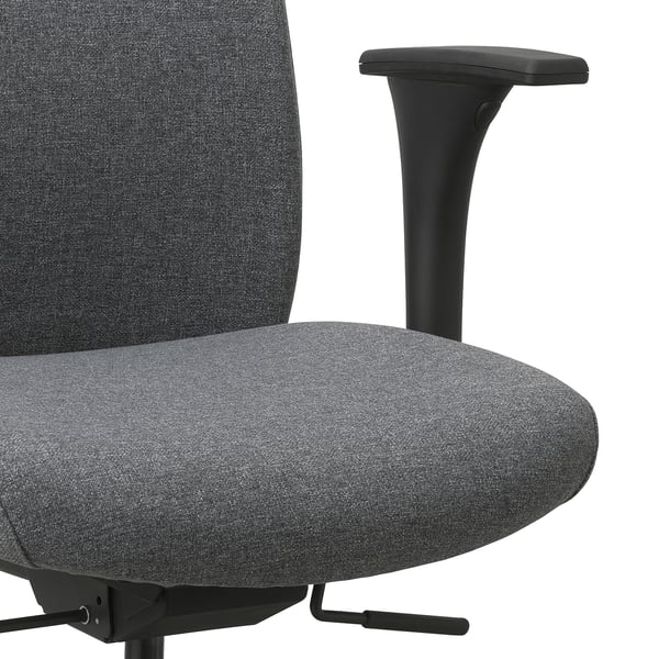 Närbild av ergonomisk kontorsstol som visar tyg av hög kvalitet, justerbart armstöd och stödjande sits och ryggstöd.