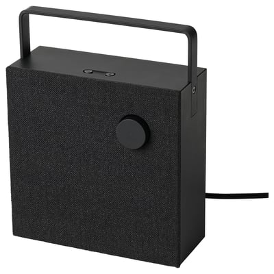 Svart bärbar bluetooth-högtalare med handtag, cirkulär kontrollknapp och tygöverdrag.