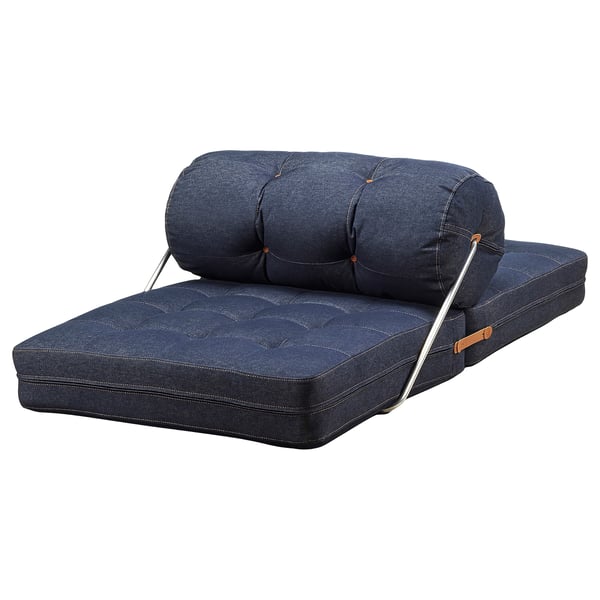 ikeas VÅRKUMLA denim hopfällbar stolsäng, blå, design med två kuddar, kompakt och bärbar.