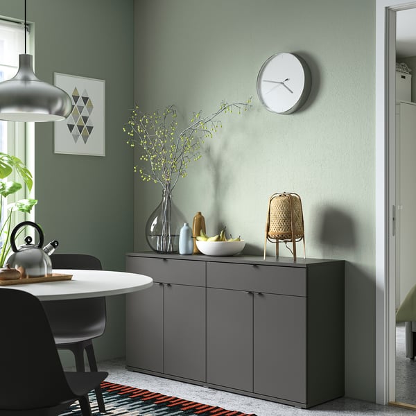 Modern matsal med VIHALS sideboard, vas och lampa.