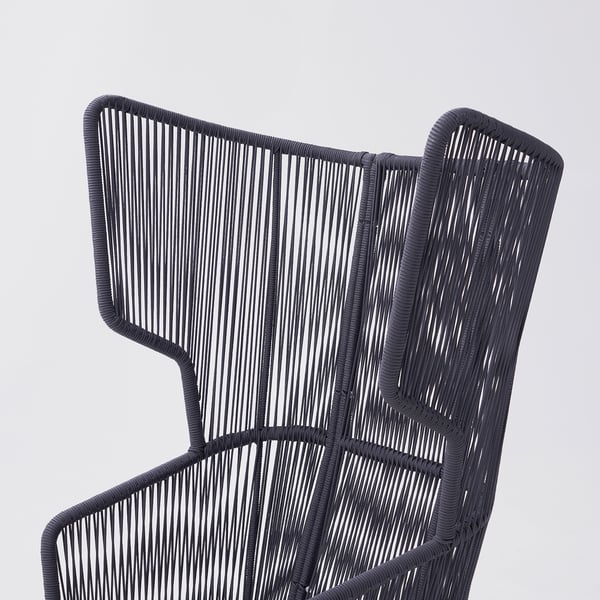 Modern fåtölj, vävd repdesign. Hög rygg, stödjande struktur. Tillverkad av slitstarka material för komfort.
