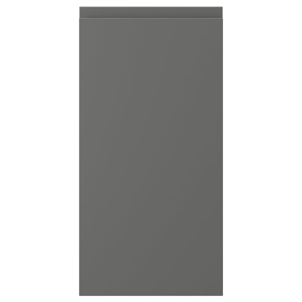 En VOXTORP skåpsdörr i mörkgrått med minimalistisk design och integrerade handtag.