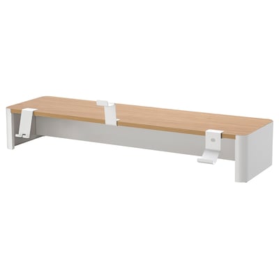 YXSTABY-hyllan är ljusbrun med vita metallbeslag. Det är rektangulärt, enkelt och modernt.