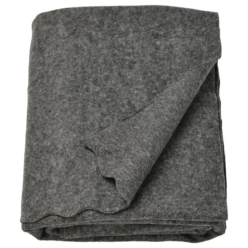 Dark grey fleece blanket, rectangular shape, soft texture, made of 90% recycled polyester.