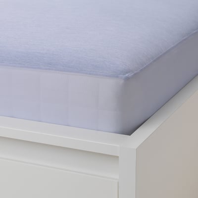 Blue fitted bed sheet on white bed frame, designed to fit mattresses up to 26 cm thick, keeping sleep cool.