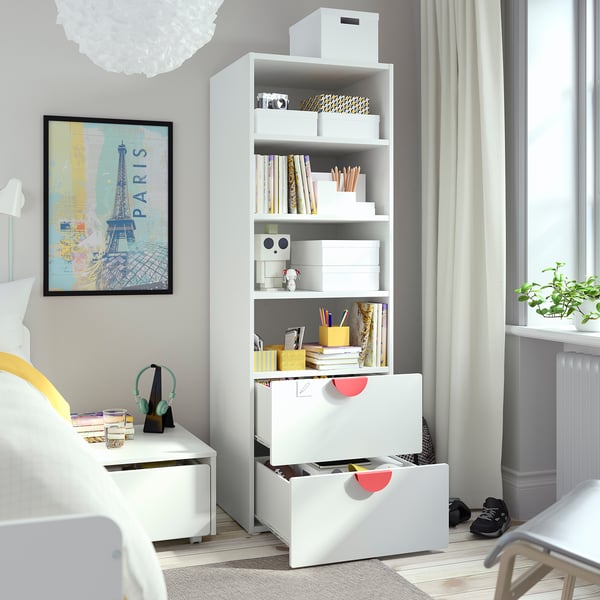 Teens room with SMÅSTAD bookcase, displaying books, crafts, and collectibles. Open shelves and drawers for storage.