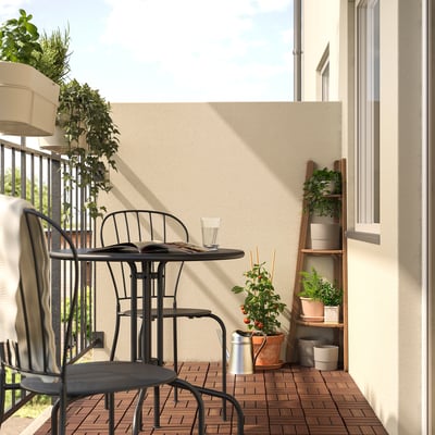 Balkon s stojalom za rastline ASKHOLMEN in majhno mizico za sprostitev