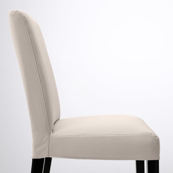 Sodoben stol z visoko oporo za hrbet, oblazinjen sedež, elegantne črne noge. Udobno, elegantno, trajno.